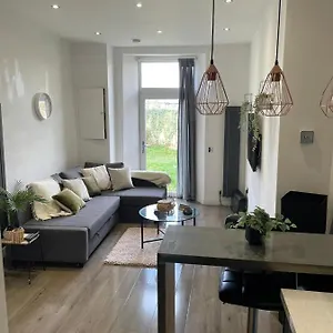 Stylish & Comfortable Ground Floor House - Main Door Private Entrance - Free Parking & Garden Edinburgh